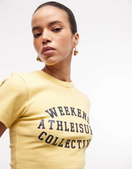 Weekend Collective – Geripptes, knapp geschnittenes T-Shirt in Gelb mit „Athleisure“-Print, 2 von 4