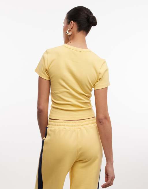 Weekend Collective – Geripptes, knapp geschnittenes T-Shirt in Gelb mit „Athleisure“-Print, 4 von 4