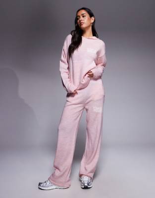 Weekend Collective - Gestrickte Jogginghose in Rosa mit College-Motiv und weitem Bein, Kombiteil