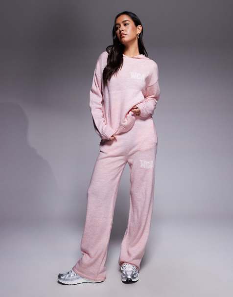 Weekend Collective – Gestrickte Jogginghose in Rosa mit College-Motiv und weitem Bein, Kombiteil - view 1