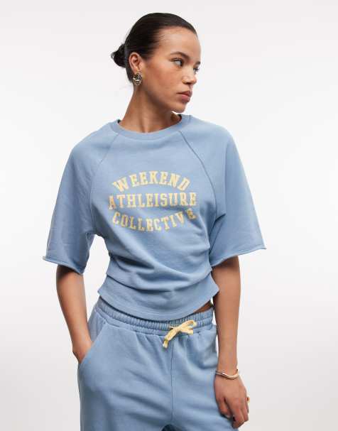 Weekend Collective – Gorsetowy T-shirt w spranym niebieskim kolorze z grafiką z napisem „Athleisure”, część zestawu - view 1