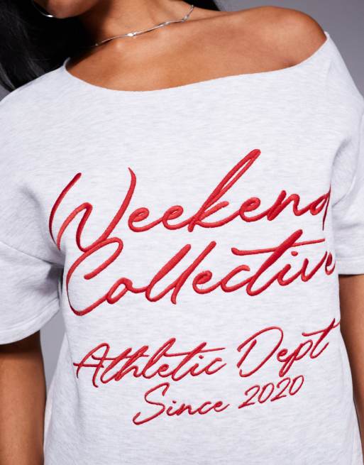 Weekend Collective – Gråmelerad sweatshirt med off shoulder och röd skriftlogga, del av set, 3 av 4