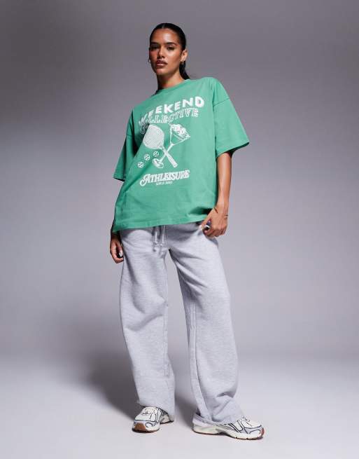 Weekend Collective – Grön t-shirt i oversize med 'Athleisure'-tennistryck, 2 av 4
