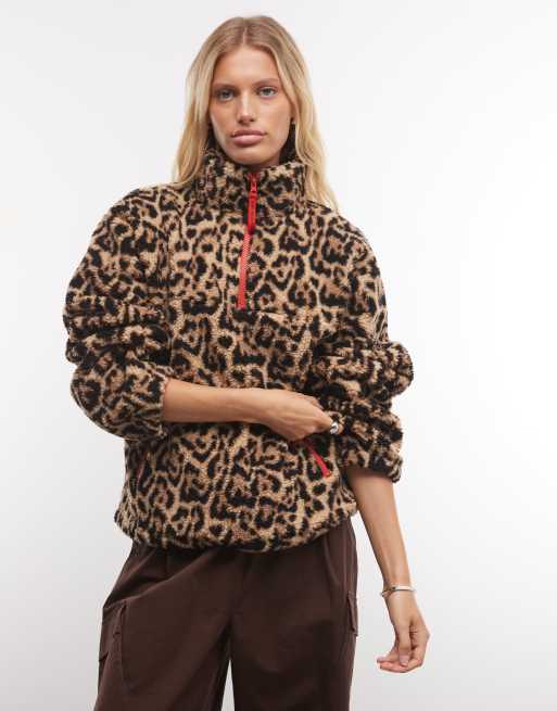 Weekend Collective half zip borg fleece met rood contrastdetail en luipaardprint, 3 van 4