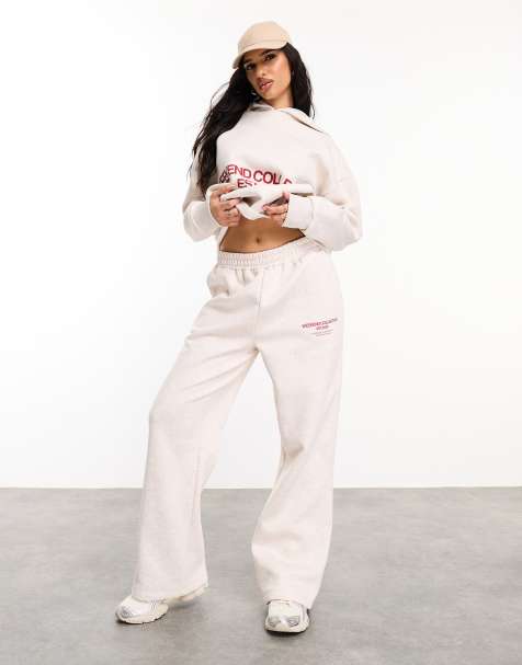 Weekend Collective - Havrefarvede og oversized joggingbukser med rødt stablet logo - view 1
