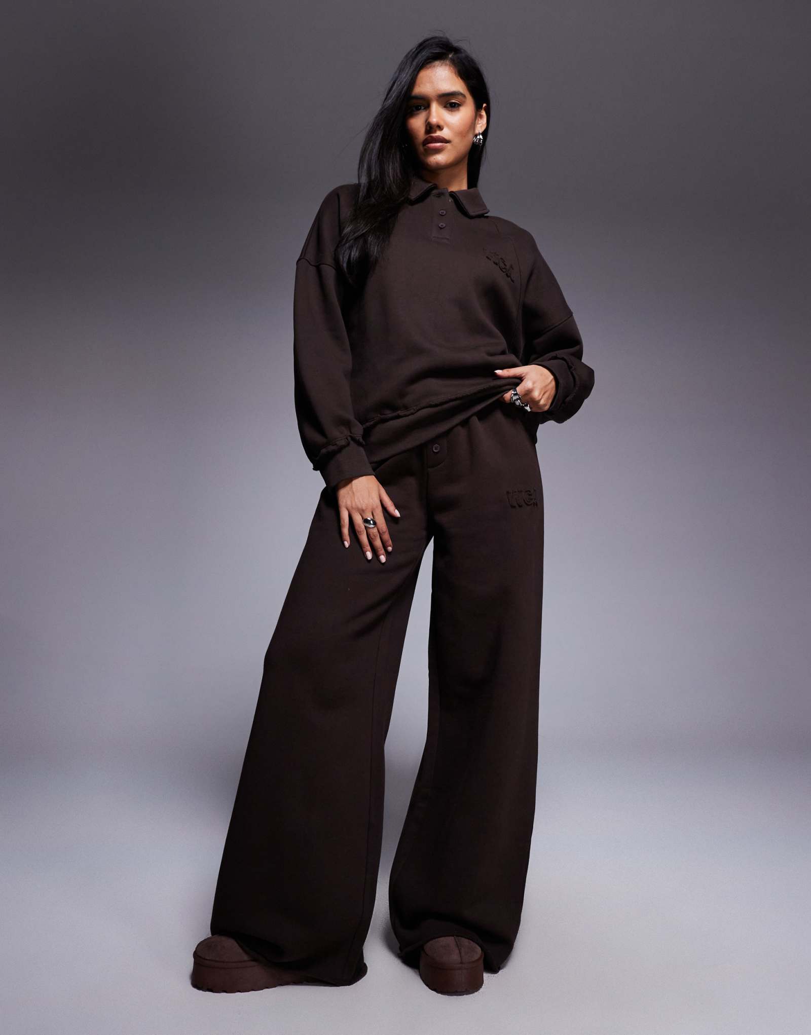 Спортивные брюки Weekend Collective heavyweight с широкими штанинами и рисунком лыжного клуба шоколадного цвета - часть комплекта