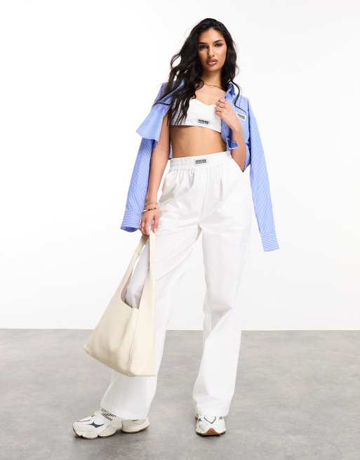 Weekend Collective – Hose aus Webstoff in Weiß mit Etikettendetail