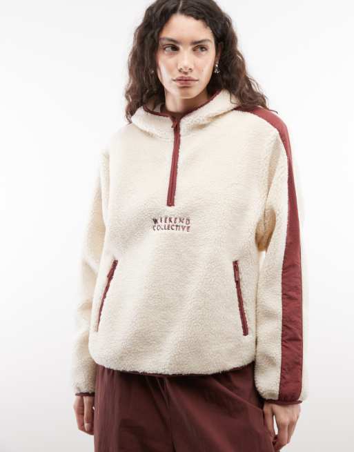 Weekend Collective hættetrøje med halv lynlås, farveblok-design og borg med nylonpanel i creme og bordeaux, 2 af 4