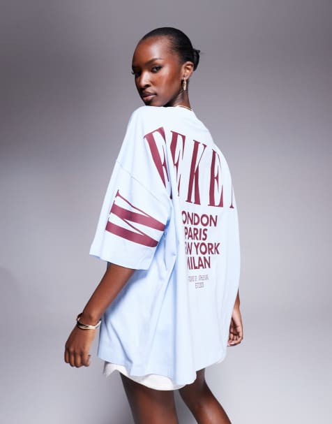 Weekend Collective – Icon – Blå och vinröd t-shirt i oversize med staplad logga - view 1