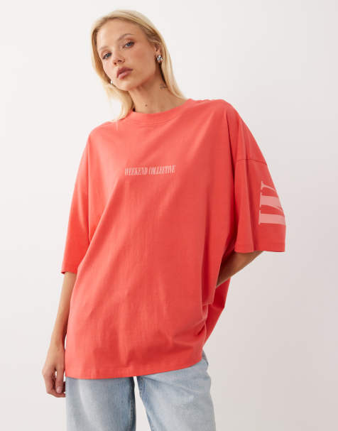 Weekend Collective Icon camiseta oversize con logotipo apilado en la espalda en rojo - view 1