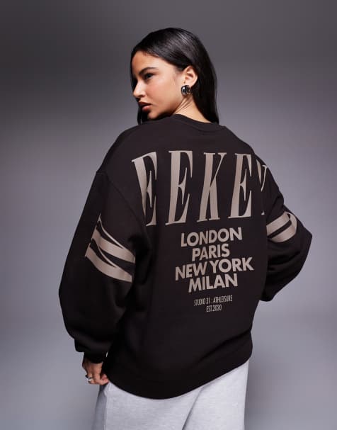 Weekend Collective – Icon – Chokladbrun sweatshirt med staplad logga baktill - view 1