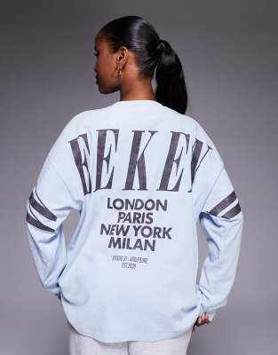 Weekend Collective - Icon - Langärmliges T-Shirt in verwaschenem Altblau mit gestapeltem Rückenlogo in Schokobraun