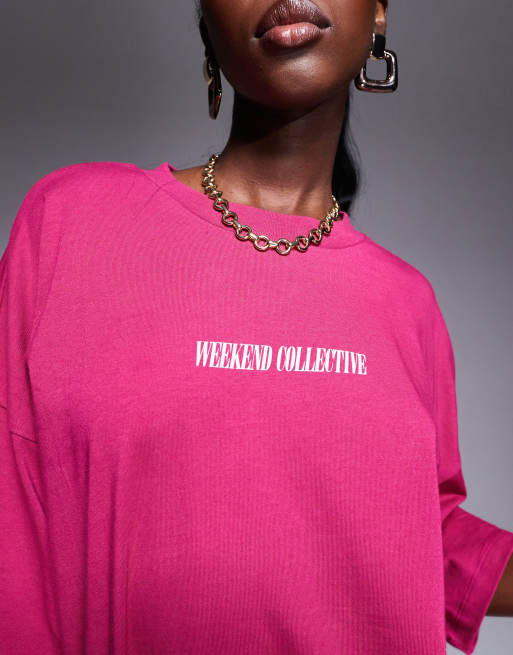 Weekend Collective – Icon – Mörkrosa t-shirt i oversize med staplad logga baktill, 4 av 4