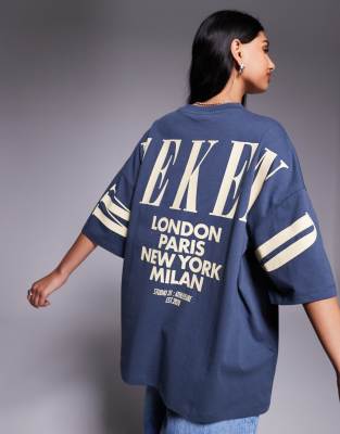 Weekend Collective - Icon - Oversize-T-Shirt in Blau und Buttermilchgelb mit Stapel-Logo auf dem Rücken