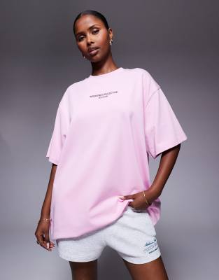 Weekend Collective - Icon - Oversize-T-Shirt Rosa mit dicker Schriftgrafik hinten