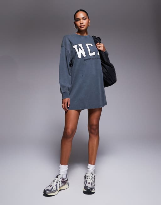 Weekend Collective – Icon – Sukienka t-shirtowa oversize w spranym grafitowym kolorze z długimi rękawami i nadrukiem logo w uczelnianym stylu