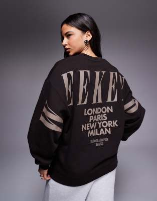 Weekend Collective - Icon - Sweatshirt in farblich abgestimmtem Schokobraun mit Stapel-Logo auf dem Rücken-Brown