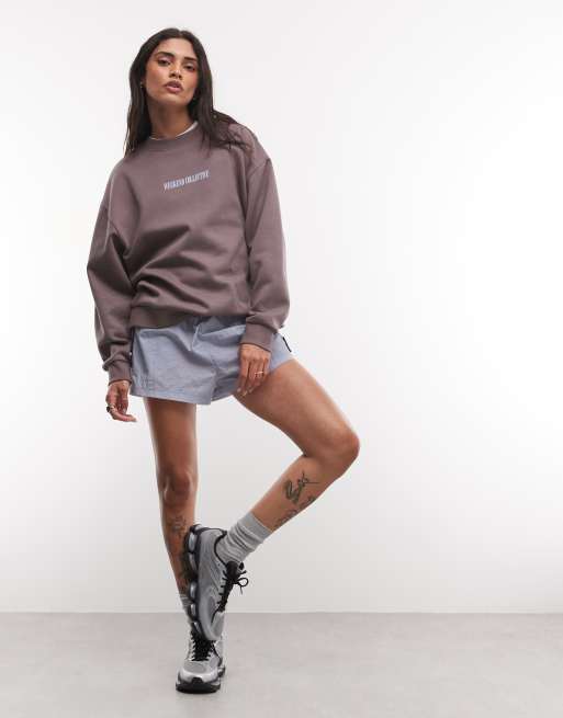 Weekend Collective Icon sweatshirt med stablet logo på ryggen i kulsort og blå, 2 af 4