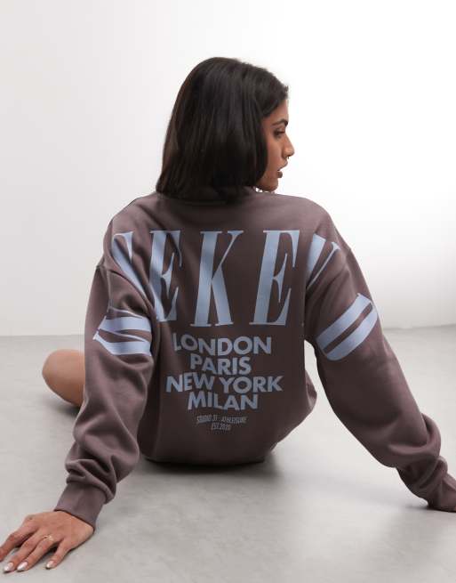 Weekend Collective Icon sweatshirt med stablet logo på ryggen i kulsort og blå, 3 af 4