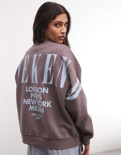 Weekend Collective Icon sweatshirt med stablet logo på ryggen i kulsort og blå, 4 af 4
