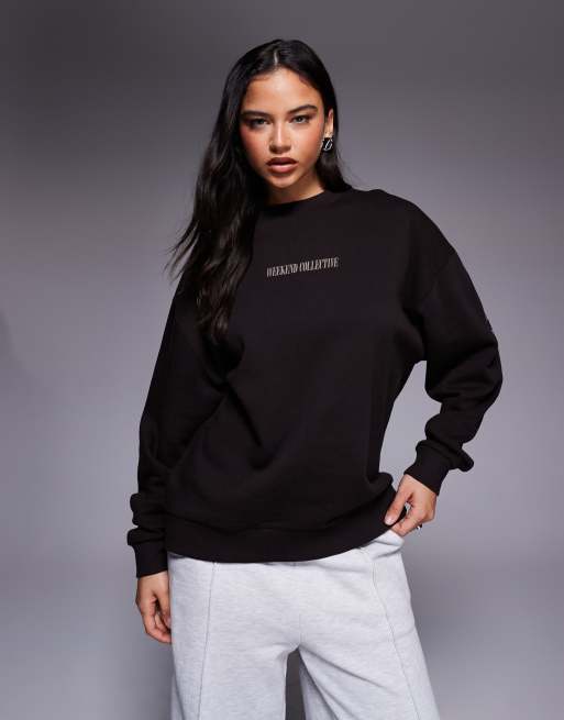 Weekend Collective - Icon - Sweatshirt met gestapeld logo op de achterkant in ton-sur-ton chocoladebruin, 2 van 4