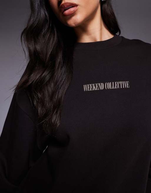 Weekend Collective - Icon - Sweatshirt met gestapeld logo op de achterkant in ton-sur-ton chocoladebruin, 3 van 4