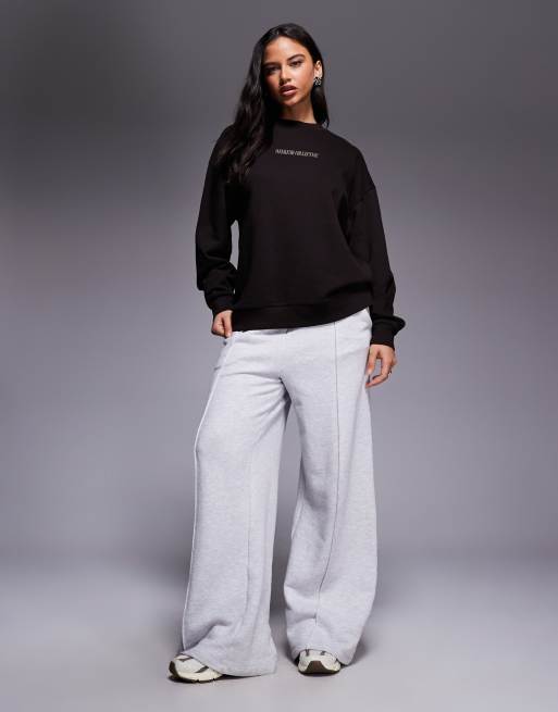 Weekend Collective - Icon - Sweatshirt met gestapeld logo op de achterkant in ton-sur-ton chocoladebruin, 4 van 4