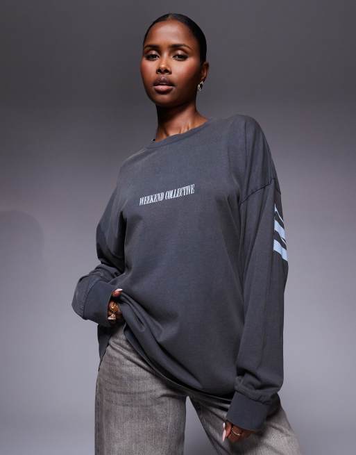 Weekend Collective – Icon – T-shirt oversize w spranym grafitowym kolorze z długim rękawem i nadrukiem z logo na plecach