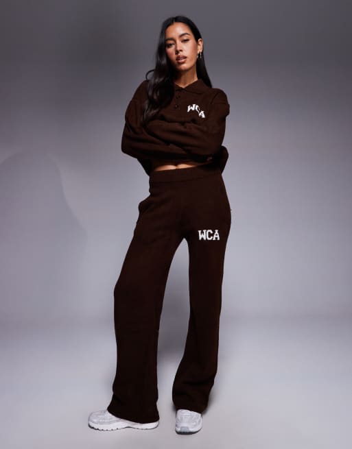 Weekend Collective - Joggers a fondo ampio in maglia color cioccolato con stampa stile college in coordinato