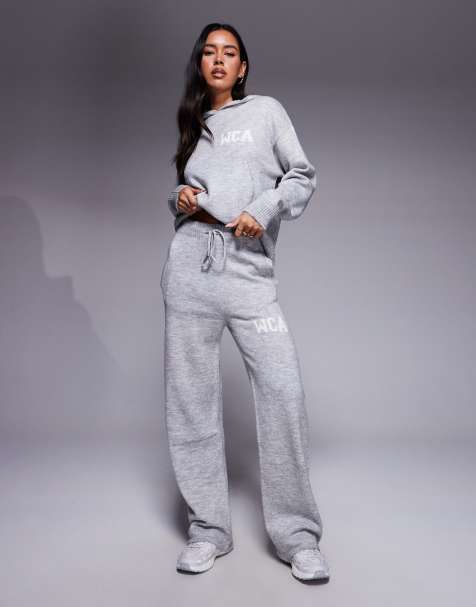 Weekend Collective - Joggers a fondo ampio in maglia grigia con stampa stile college in coordinato - view 1