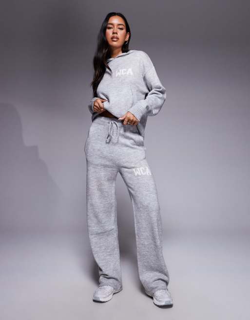 Weekend Collective - Joggers a fondo ampio in maglia grigia con stampa stile college in coordinato