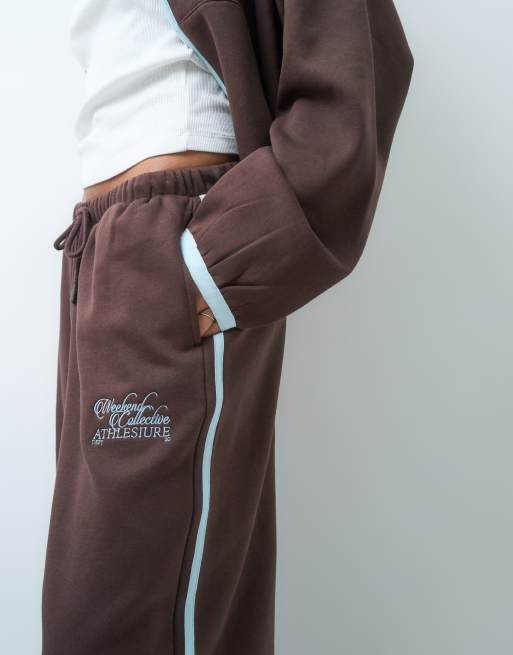 Weekend Collective - joggers de pernera ancha con detalle de ribete azul en marrón, 5 de 5