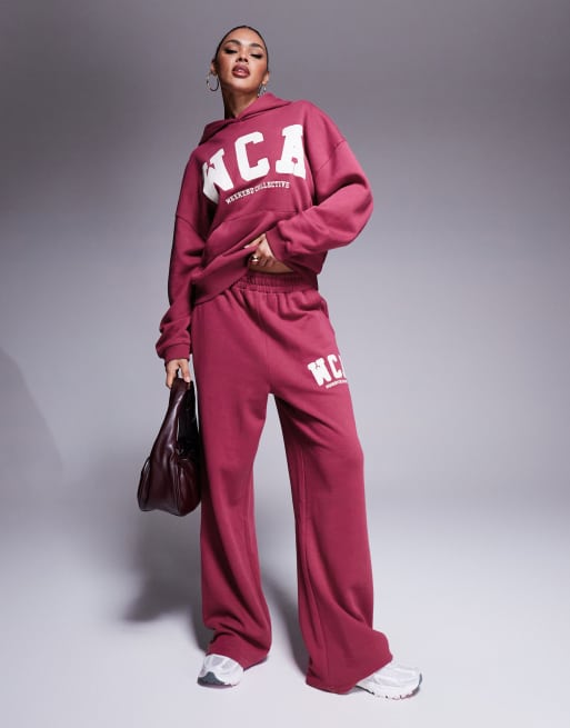 Weekend Collective - Joggers oversize color prugna con logo stile college in coordinato