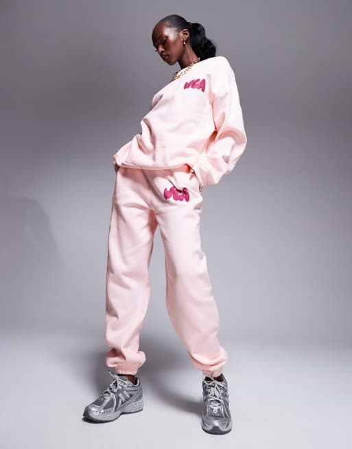 Weekend Collective - Joggers rosa con grafica arrotondata e polsini elasticizzati in coordinato