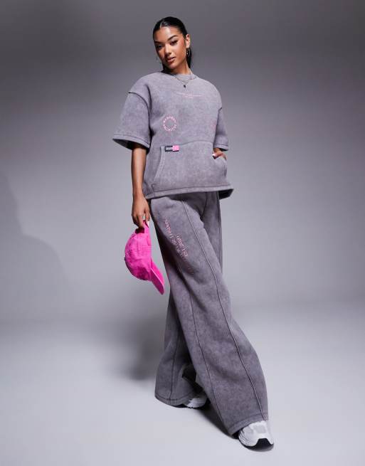 Weekend Collective – Jogghinghose in verwaschenem Grau mit weitem Bein und rosa Etikettlogo, Kombiteil