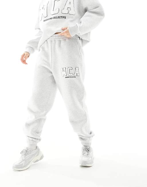 Weekend Collective - Joggingbroek met varsity logo in gemêleerd grijs, 2 van 5