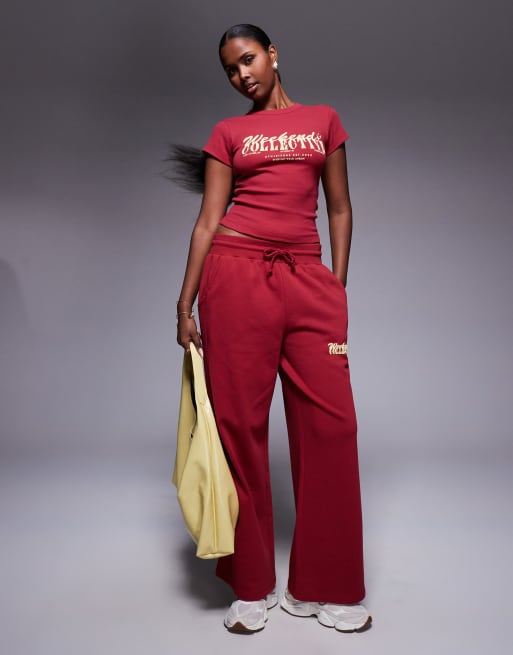Weekend Collective - Joggingbroek met wijde pijpen en print met verschillende lettertypen in bordeauxrood