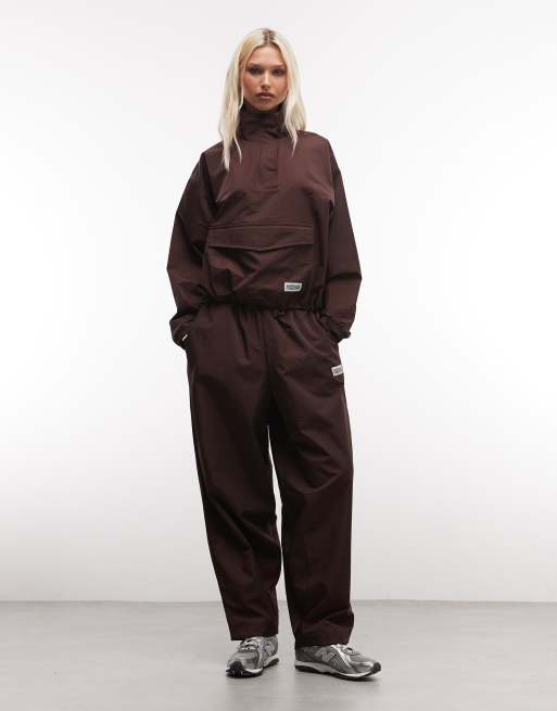 Weekend Collective - Co-ord set van windjack en joggingbroek met ballonpijpen van nylon in chocoladebruin, 2 van 3