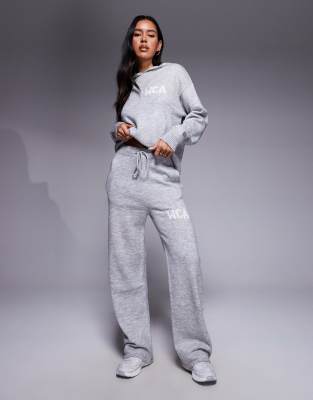 Weekend Collective - Jogginghose aus Strickstoff in Grau mit College-Grafikprint und weitem Bein, Kombiteil