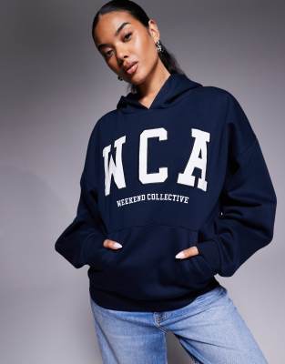 Weekend Collective - Kapuzenpullover in Marineblau mit College-Logo, Kombiteil