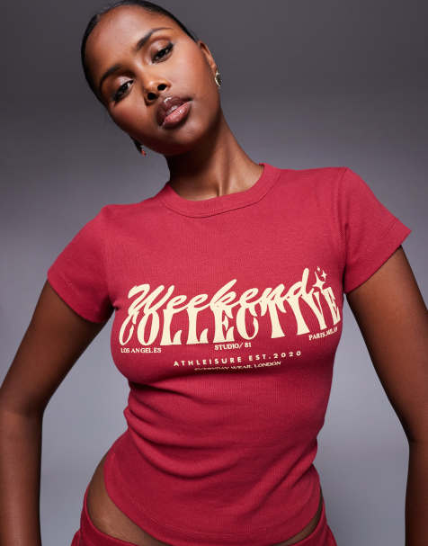 Weekend Collective – Knapp geschnittenes T-Shirt in Burgunderrot mit Print mit verschiedenen Schriftarten - view 1