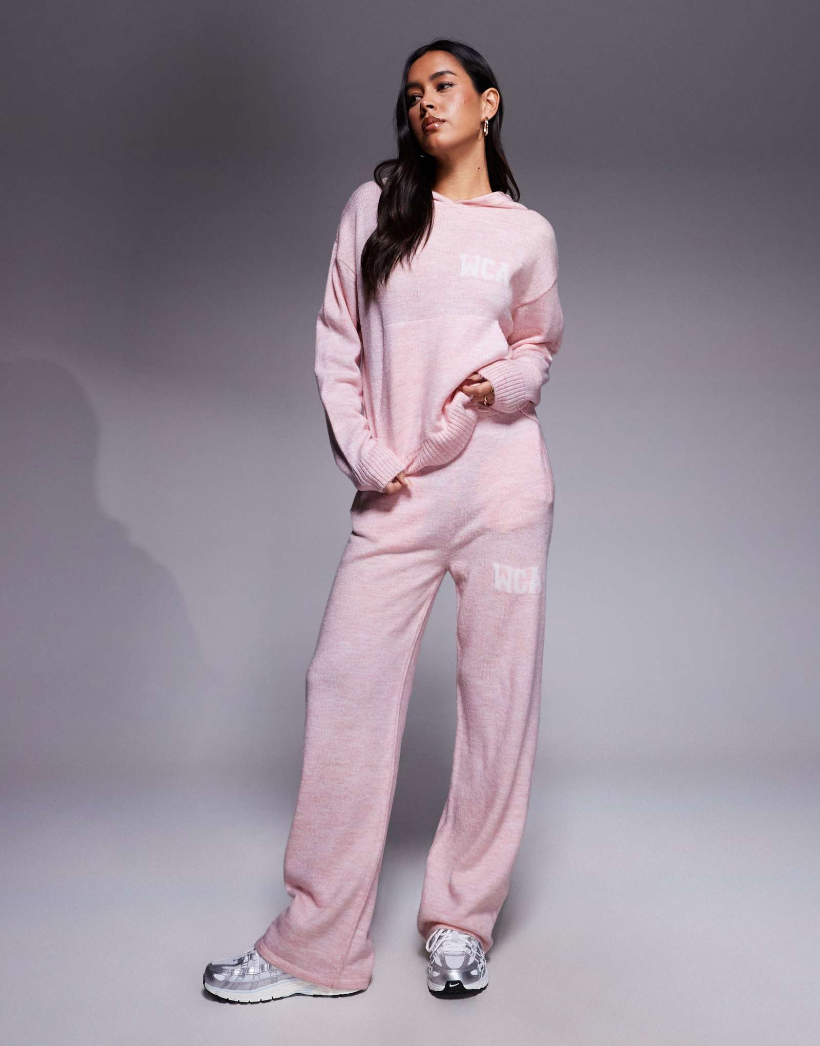 Широкие спортивные брюки из трикотажа Weekend Collective с изображением университетской школы розового цвета - часть комплекта