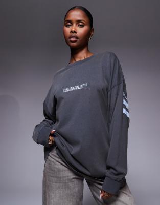 Weekend Collective - Langärmliges Oversize-T-Shirt in verwaschenem Anthrazit mit Stapel-Logo am Rücken-Grau