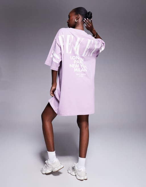 Weekend Collective – Liliowa sukienka T-shirtowa z białym logo na plecach