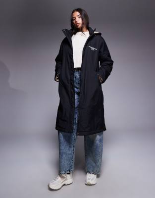 Weekend Collective - Longline-Mantel in Schwarz mit Grafik in Creme und Teddyfell-Futter-Marineblau
