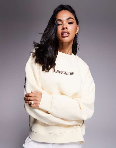 Weekend Collective - Lysegul oversized sweatshirt med stablet logo på ryggen - view 1