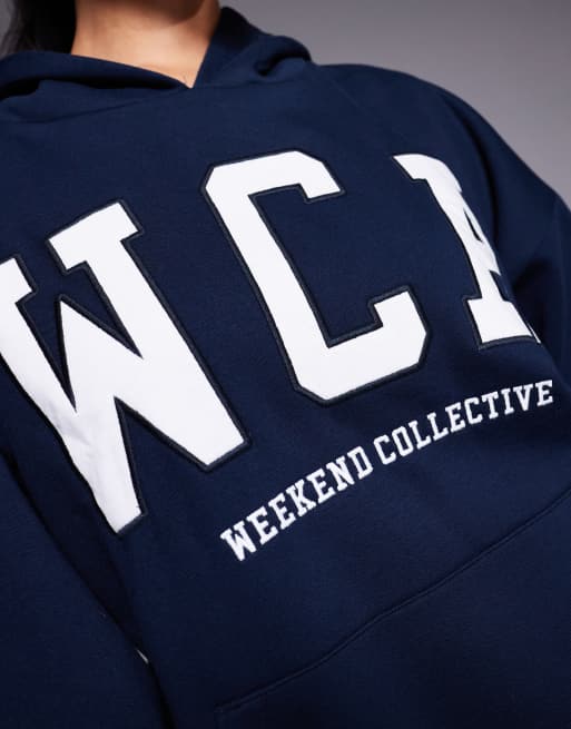 Weekend Collective – Marinblå huvtröja med collegelogga, del av set, 4 av 4