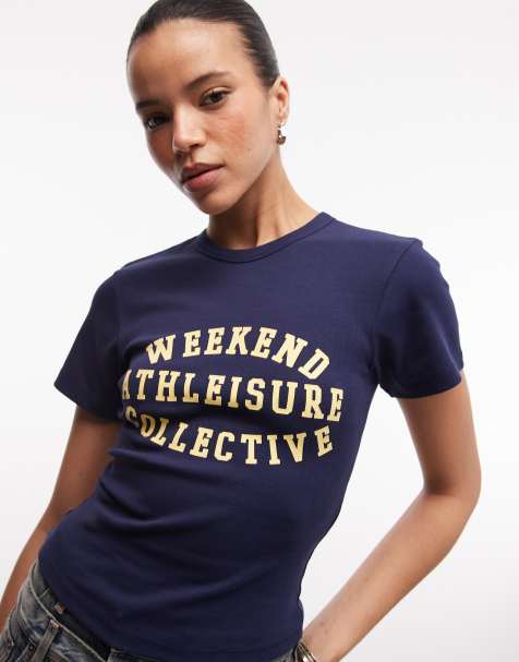 Weekend Collective – Marinblå, ribbad, liten t-shirt med Athleisure-tryck - view 1