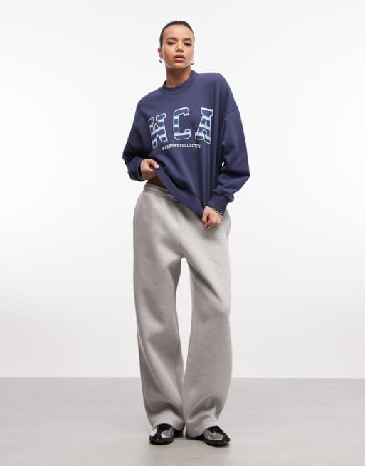 Weekend Collective - Marineblå oversized sweatshirt med stribet college-logo, 3 af 4