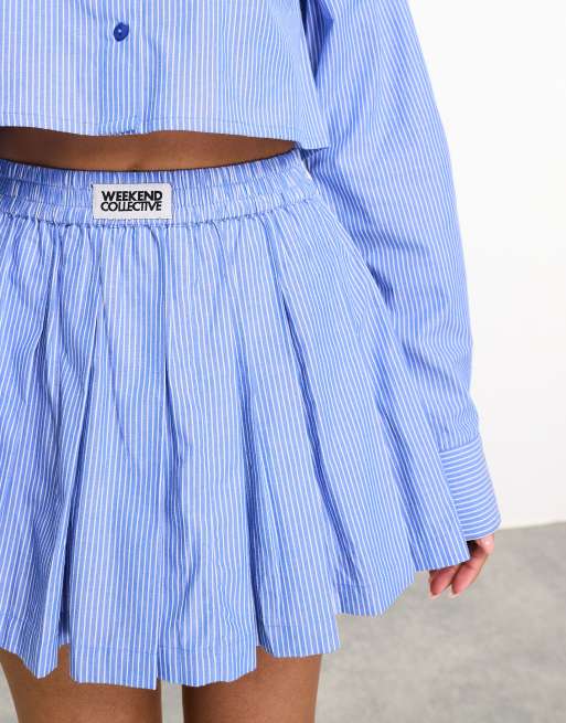 Weekend Collective - Minigonna a pieghe blu a righe con etichetta tessuta in coordinato, 3 di 5
